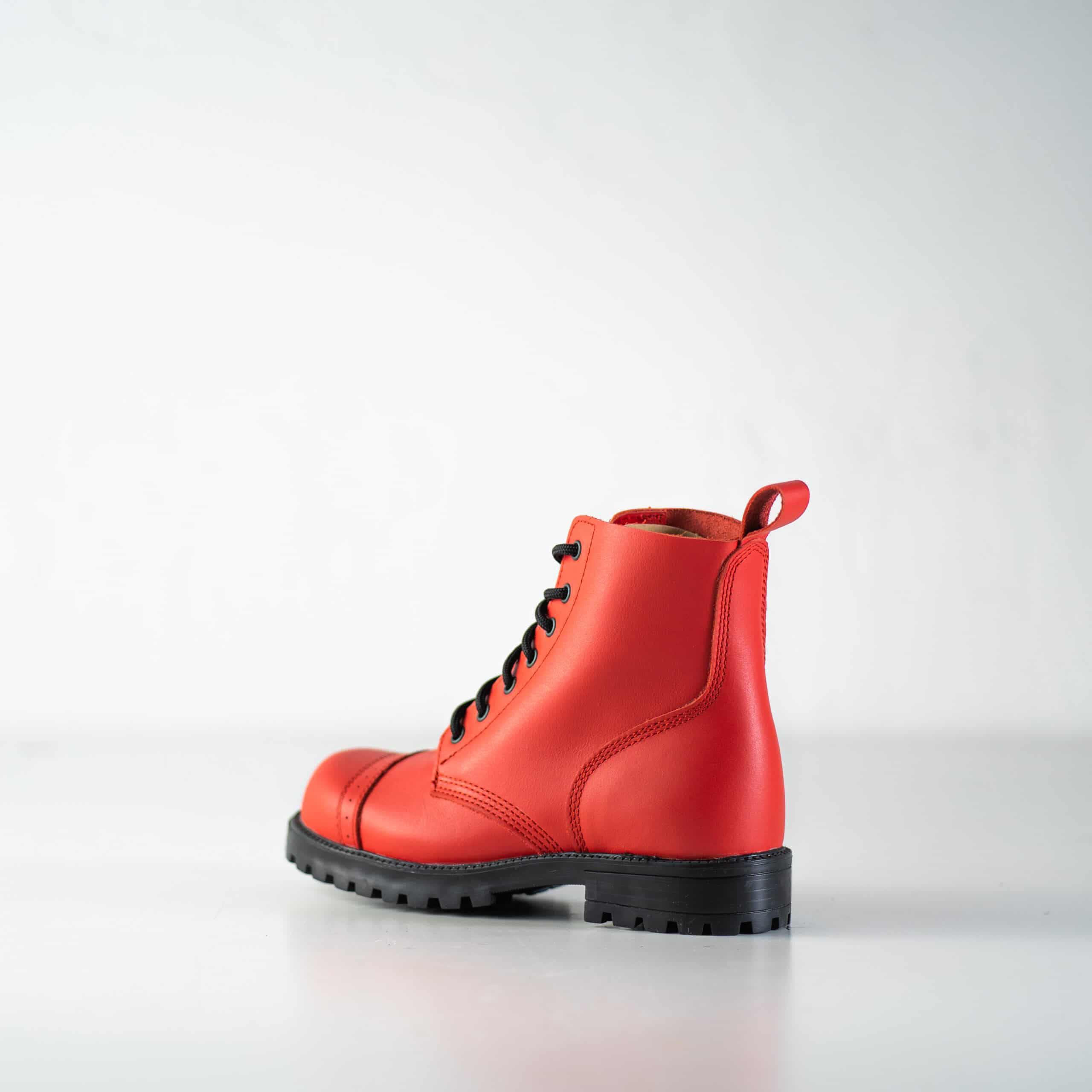 517, auch bekannt als Fliegerstiefel – Rot