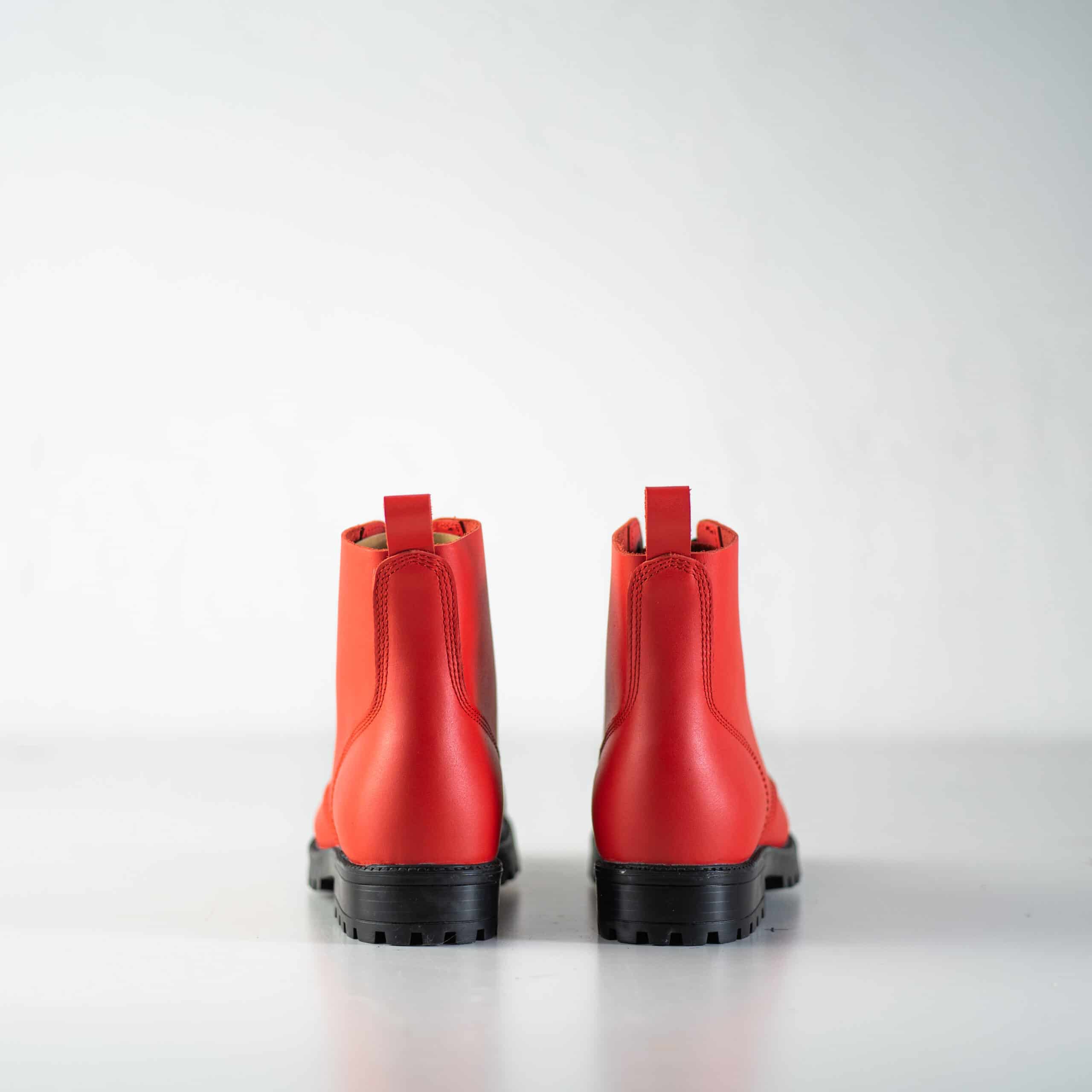 517, auch bekannt als Fliegerstiefel – Rot