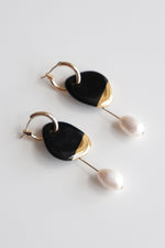 Arp Pearl And Porcelain Earrings - Black