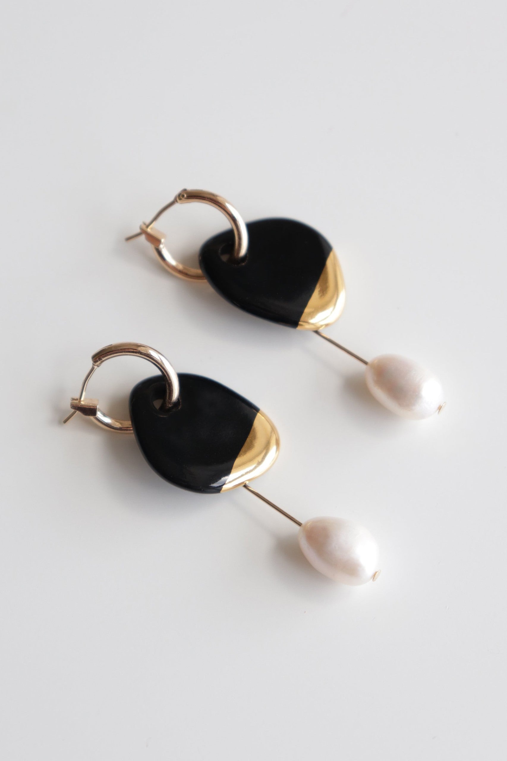 Arp Pearl And Porcelain Earrings - Black