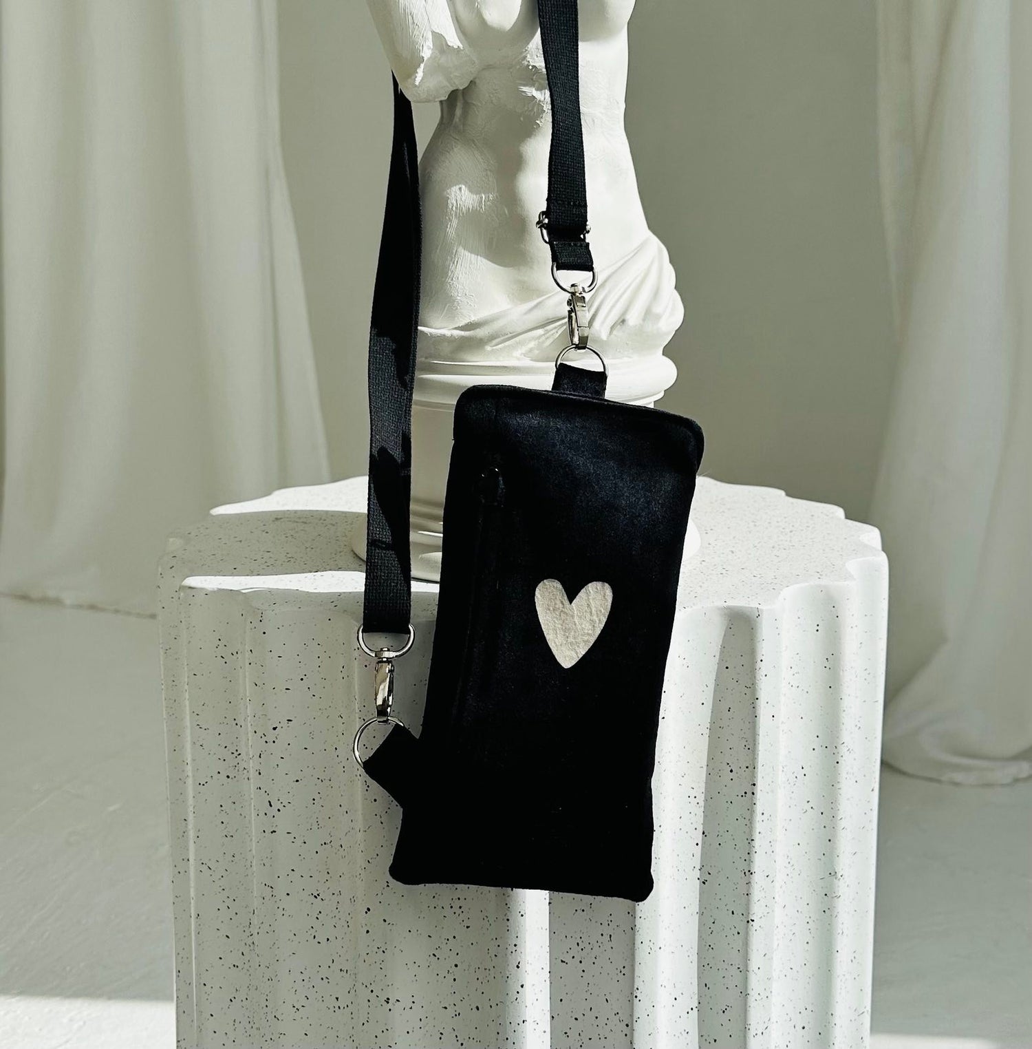 Phone Bag Heart - Black